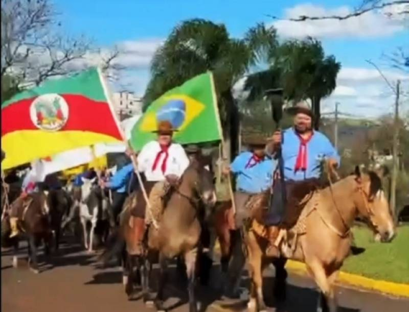 Chama crioula 2026 chega ao 27º BPM em Santo Ângelo e mantém viva a tradição gaúcha