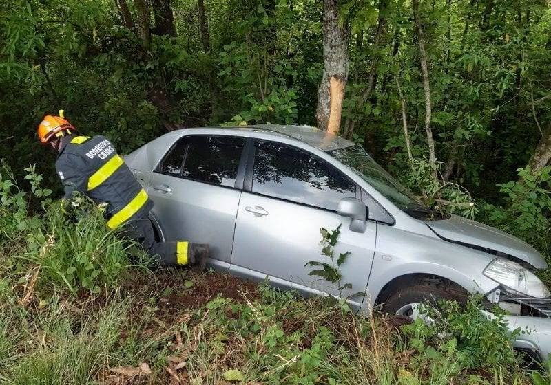 Motorista perde controle, sai da pista e veículo colide contra árvores na BR 285