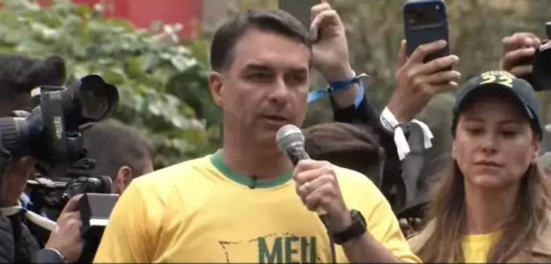 Eleições 2026: Flávio Bolsonaro associa Lula a Alexandre de Moraes e promete acabar com “consórcio” entre os dois