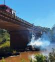 Bombeiros de Santo Ângelo controlam foco de incêndio junto à ponte do rio Ijuí na ERS 344