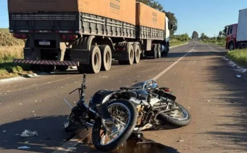 Motociclista morre após colisão com carreta em trevo de Cruz Alta