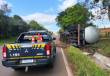 Caminhão tomba na BR-285, em Entre-Ijuís, e motorista sai ileso