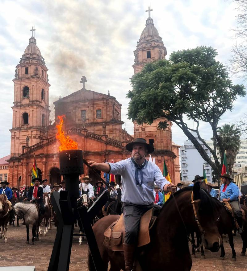 Praça Pinheiro Machado recebe abertura da Semana Farroupilha em Santo Ângelo