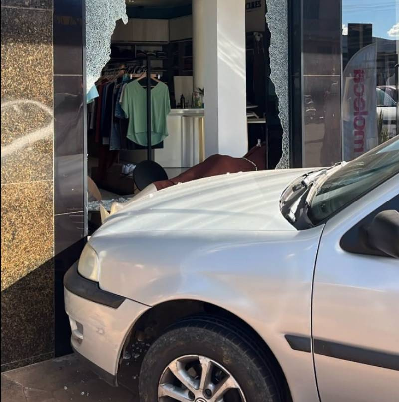 Automóvel destrói vitrine de loja em Cerro Largo
