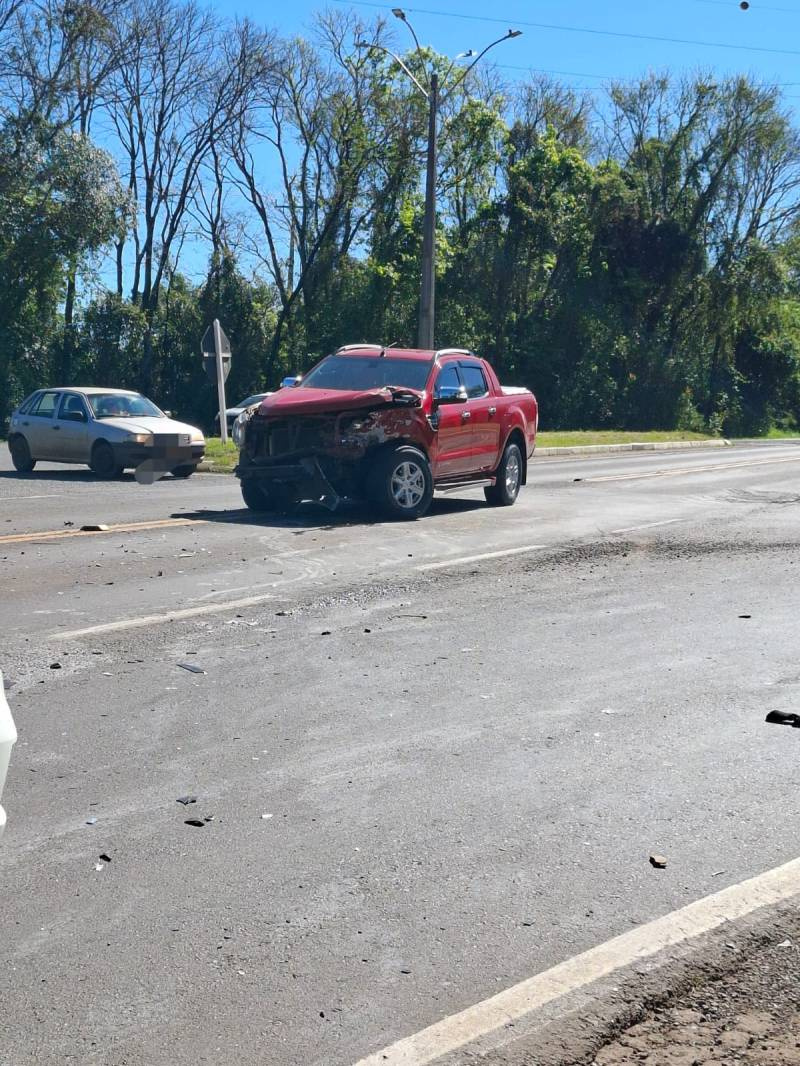 Acidente no trevo da BR-285 com a RS-342, em Ijuí, deixa veículos com danos de grande monta