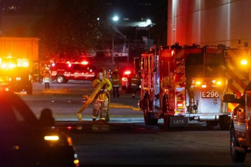 Helicóptero de emissora de TV cai em Los Angeles e deixa ao menos três mortos