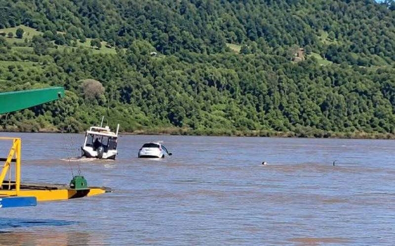 Acidente na Balsa: Ford KA cai no Rio Uruguai em Porto Mauá