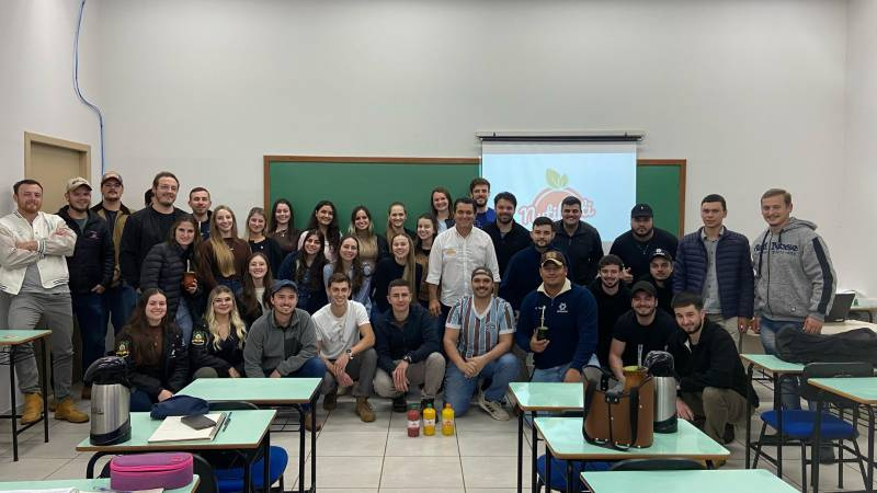 Agronomia da URI recebe empreendedor da Agroindústria Nutifruti em aula sobre fruticultura
