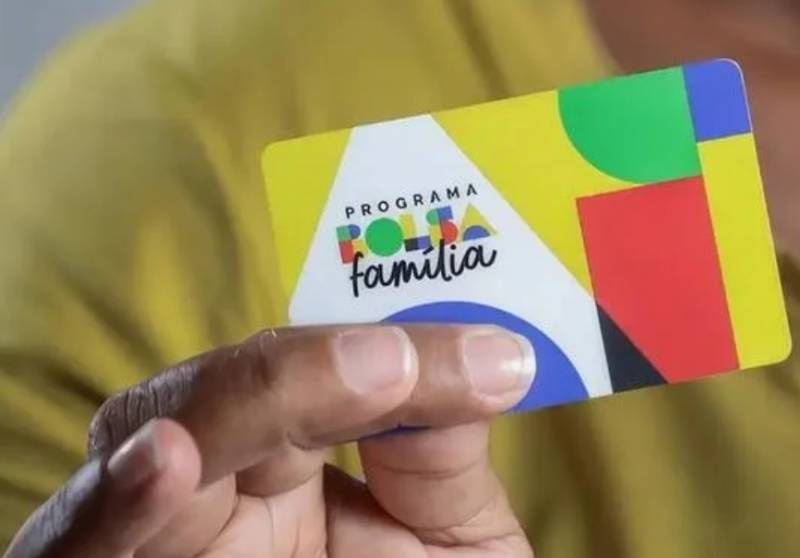 Reajuste do Bolsa Família deflagra embate eleitoral entre lulistas e bolsonaristas