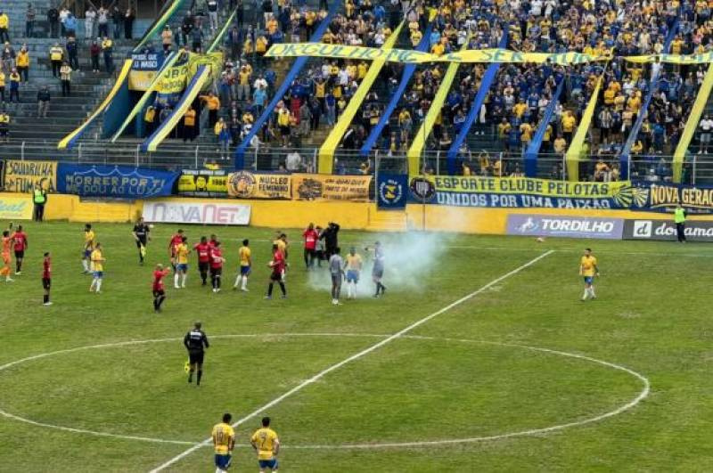 Clássico Bra-Pel é suspenso após arremesso de rojões e briga generalizada