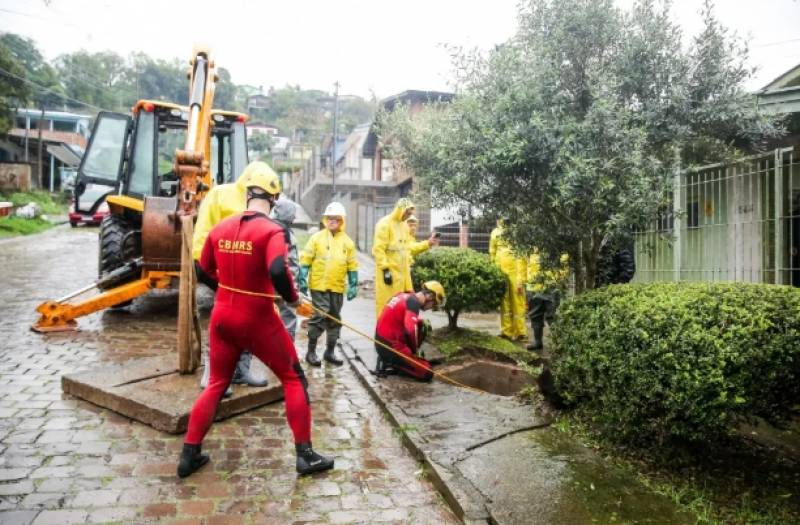 Bombeiros buscam homem levado pela água de bueiro durante chuva em Caxias