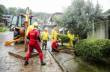 Bombeiros buscam homem levado pela água de bueiro durante chuva em Caxias
