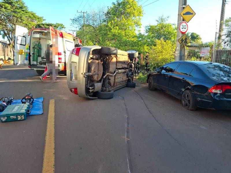 Uma pessoa fica ferida após capotamento de veículo no Bairro Tomé de Souza, em Ijuí