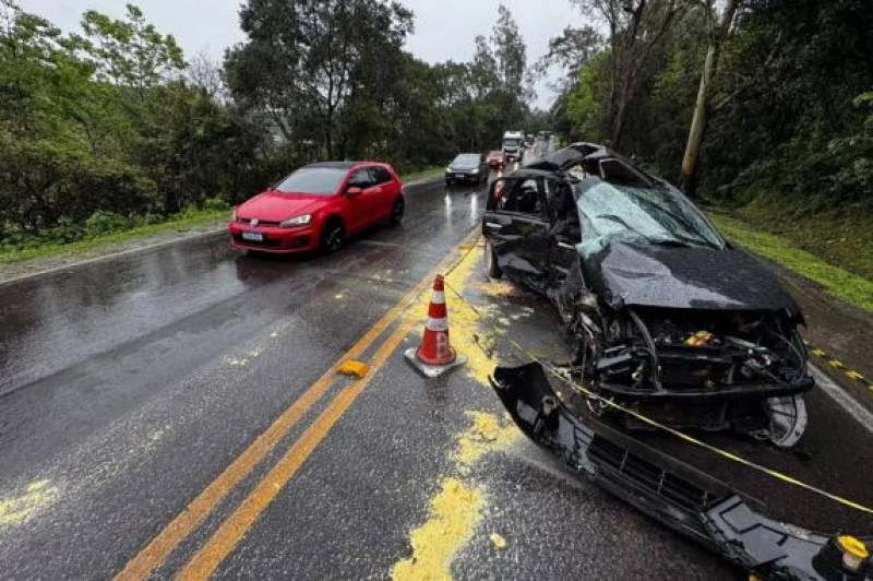 Jovem morre ao colidir carro contra caminhão na RS- 122, em Flores da Cunha