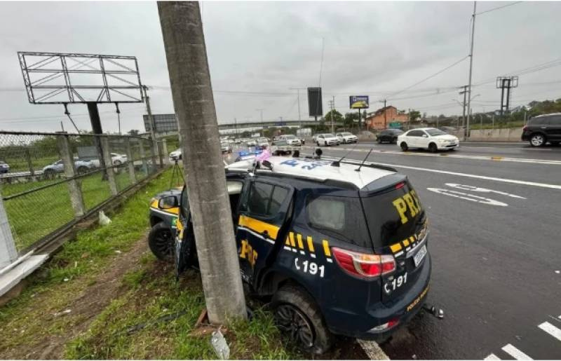 Viatura da PRF colide contra poste na BR-116 após ter preferencial cortada por outro veículo