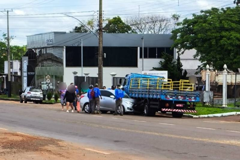 Mulher fica ferida após HB20 bater na lateral de caminhão na Avenida Sagrada Família