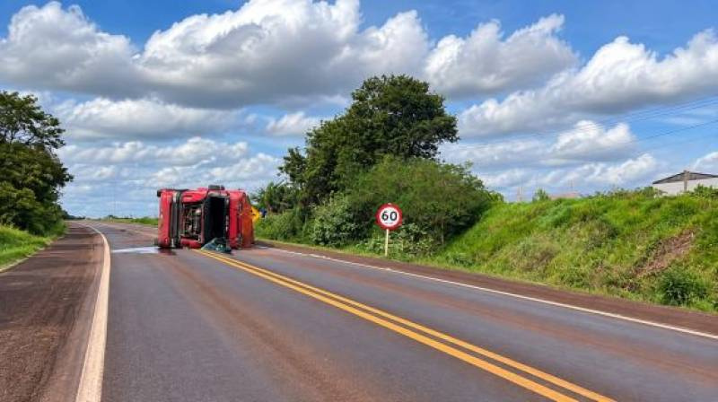 Carreta carregada com celulose tomba na BR-472 em Santa Rosa