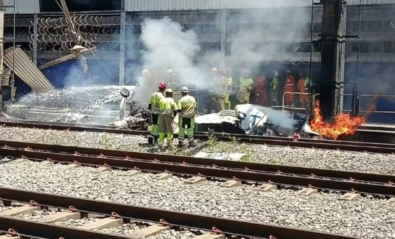 Avião cai e pega fogo sobre os trilhos de estação de trem em BH; piloto morreu