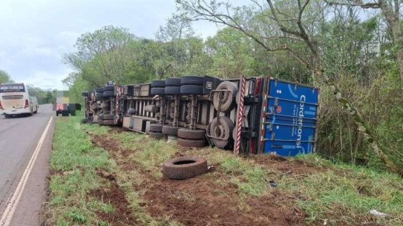 Carreta conduzida por mulher sai da pista e tomba na BR-285 entre Coronel Barros e Entre-Ijuís