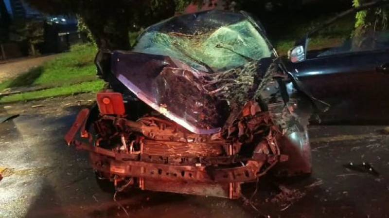 Motorista fica ferido após carro atingir árvore e capotar em Passo Fundo