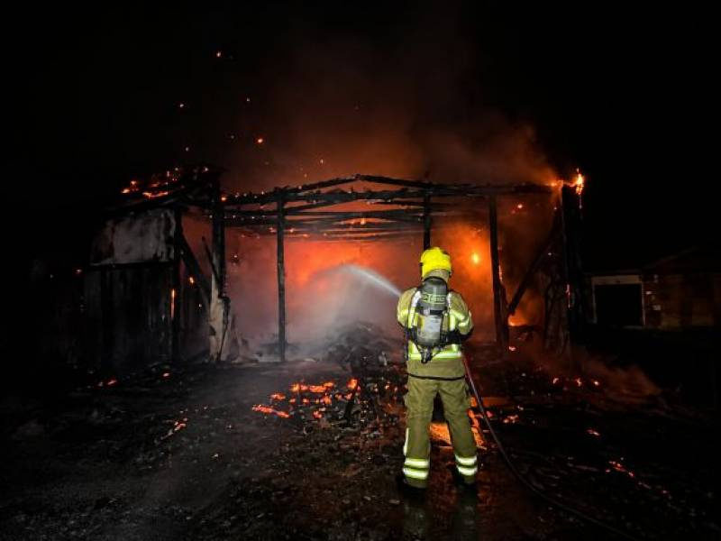 Incêndio destrói residência de 120 metros quadrados em Santa Rosa; polícia investiga suspeita de ação criminosa