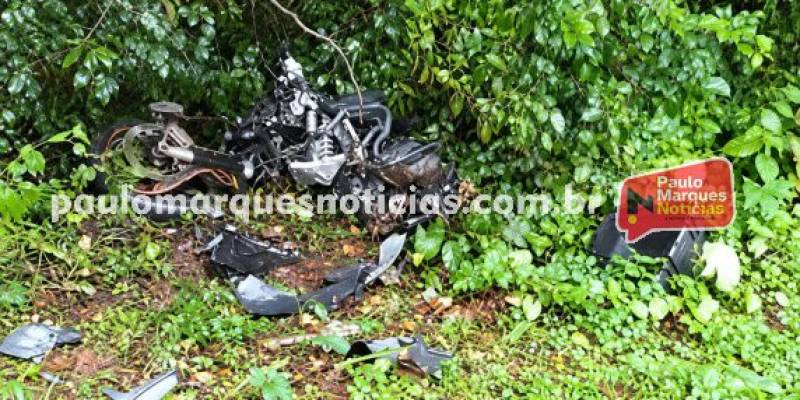 Colisão frontal entre moto e van deixa casal morto na BR-472, entre Santa Rosa e Três de Maio