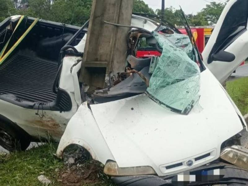 Motorista fica preso às ferragens após carro bater contra poste em Santa Catarina