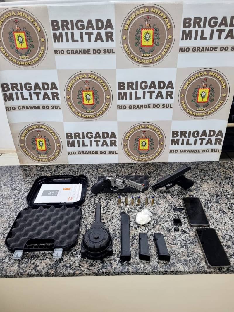 Brigada Militar prende dois homens por porte ilegal de arma de fogo e tráfico de drogas em Santo Ângelo