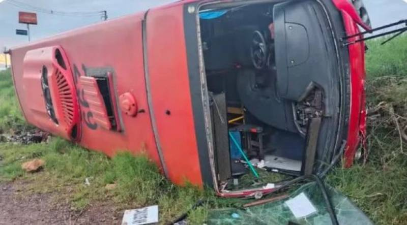 Acidente entre carro e ônibus com 20 passageiros deixa feridos em Novo Hamburgo