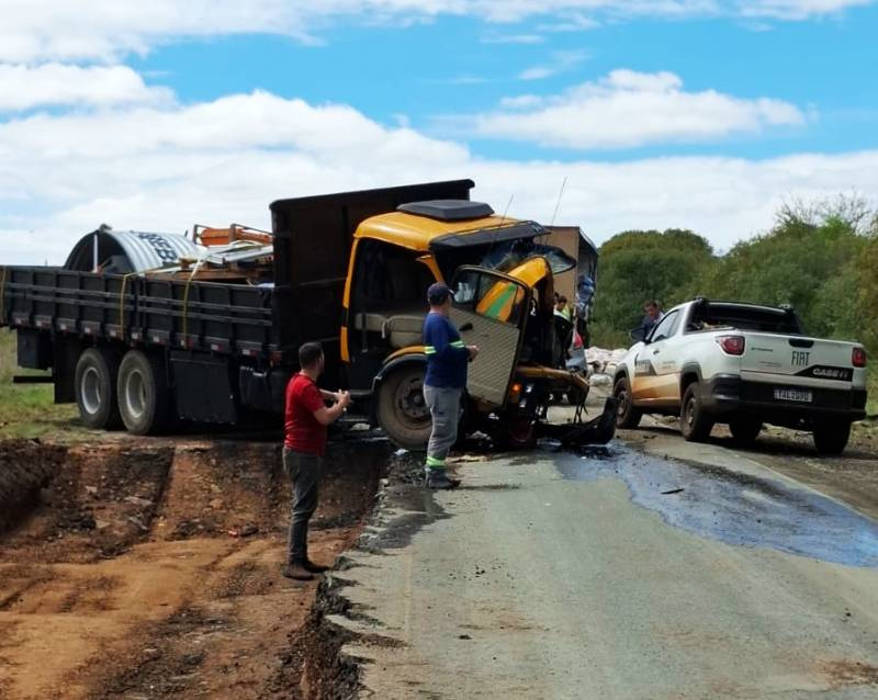 Colisão entre caminhões provoca grandes danos materiais na BR-472, próximo a Uruguaiana