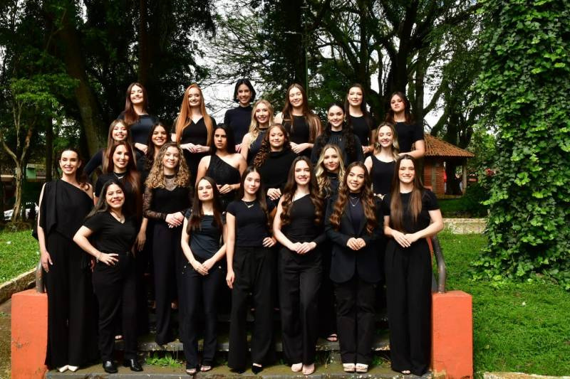 Candidatas a soberanas da Fenamilho internacional participam do brique da praça em Santo Ângelo