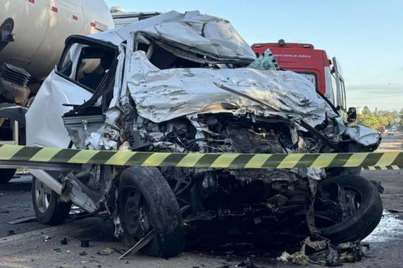 Motorista morre em colisão frontal entre carro e carreta na ERS-118, em Viamão
