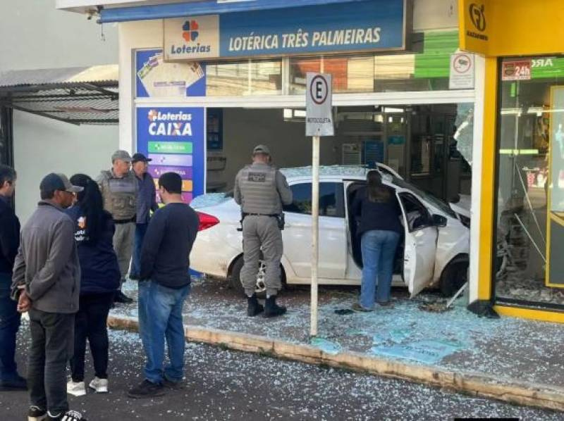 Carro invade lotérica e atinge loja de informática em Palmeira das Missões