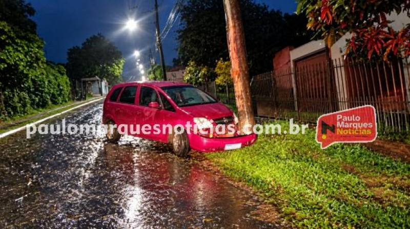 Motorista fica ferido após carro colidir contra poste de energia elétrica em Três de Maio