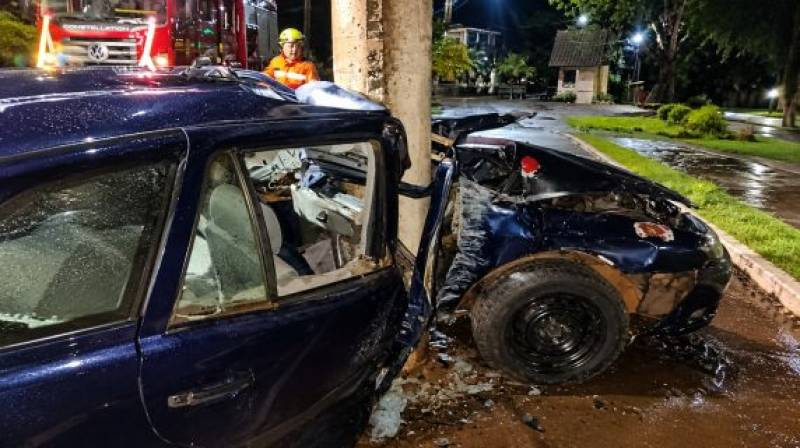 Motorista fica preso às ferragens após carro colidir violentamente contra poste no centro de Novo Machado