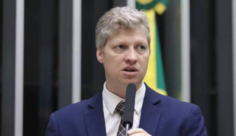 Senador eleito apresenta pedido de impeachment contra ministro Zanin, do Supremo
