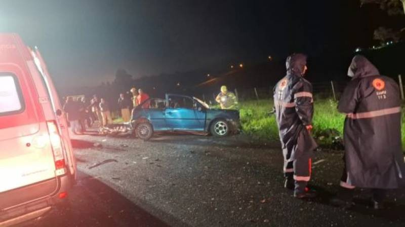 Acidente entre carro e carreta deixa dois mortos na RSC-453, em Caxias do Sul