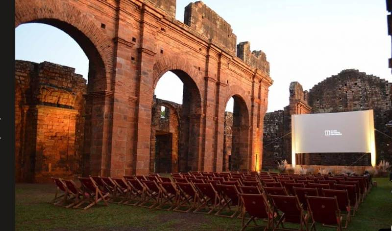 Sítio arqueológico de 400 anos em São Miguel das Missões recebe festival de cinema com sessões dentro de ruínas