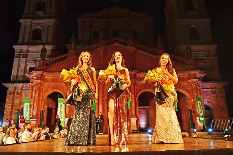 Izadora Tonetto, Ana Lara Tiecker e Luiza de Castro formam a corte da Fenamilho 2027