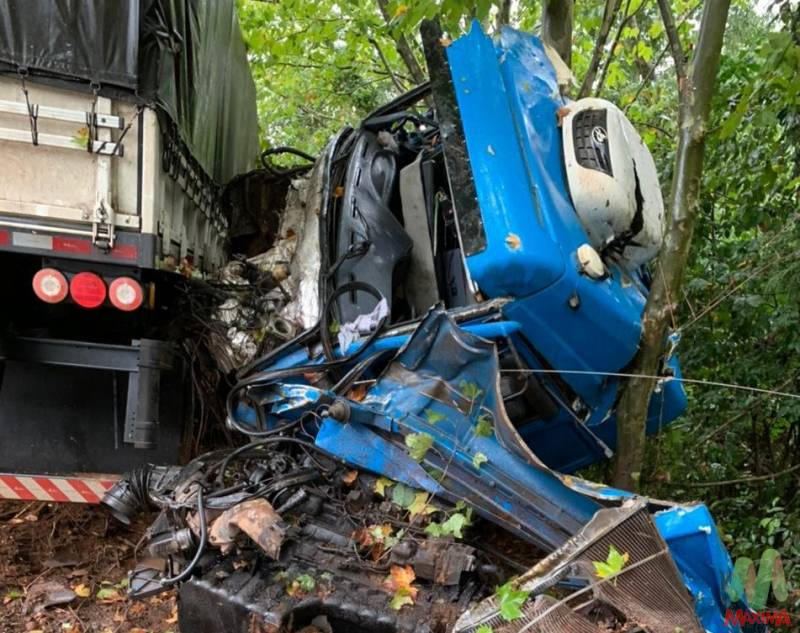 Colisão frontal entre camionete e carreta deixa feridos na ERS 324 em Ronda Alta