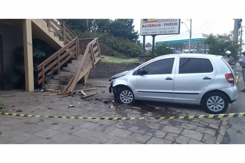 Mulher morre após invadir calçada e colidir veículo em Farroupilha