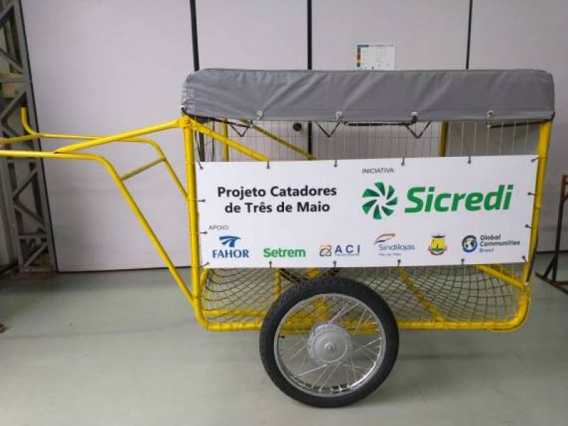 Projeto socioambiental entrega carrinhos para catadores de Três de Maio