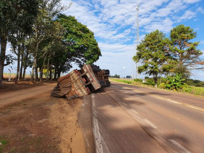 Carreta com sementes tomba no Noroeste do RS