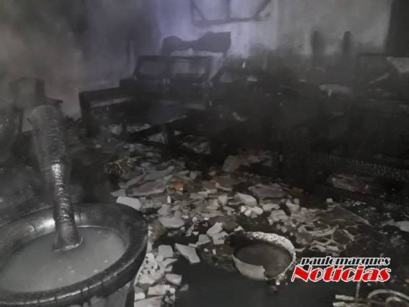 Explosão de lareira ecológica provoca incêndio em residência no Centro de Três de Maio