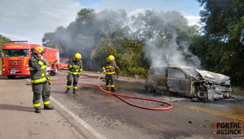 Veículo é consumido pelo fogo em acidente na BR 285, em Saldanha Marinho