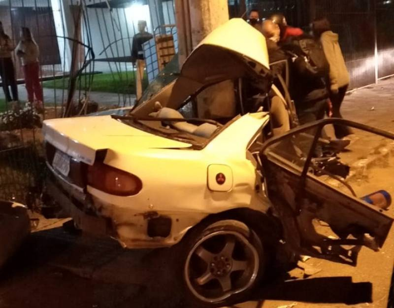 Homem morre ao colidir carro em poste no bairro Azenha, em Porto Alegre