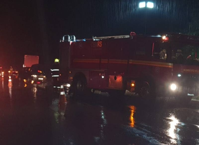 Acidente na BR 285 entre dois caminhões e carro no Entre-Ijuis  provoca escoriações em condutores