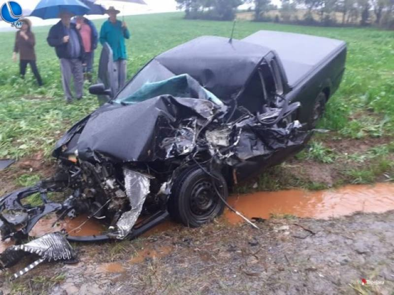 Acidente entre carro e caminhão deixa uma pessoa ferida em Vila Lângaro