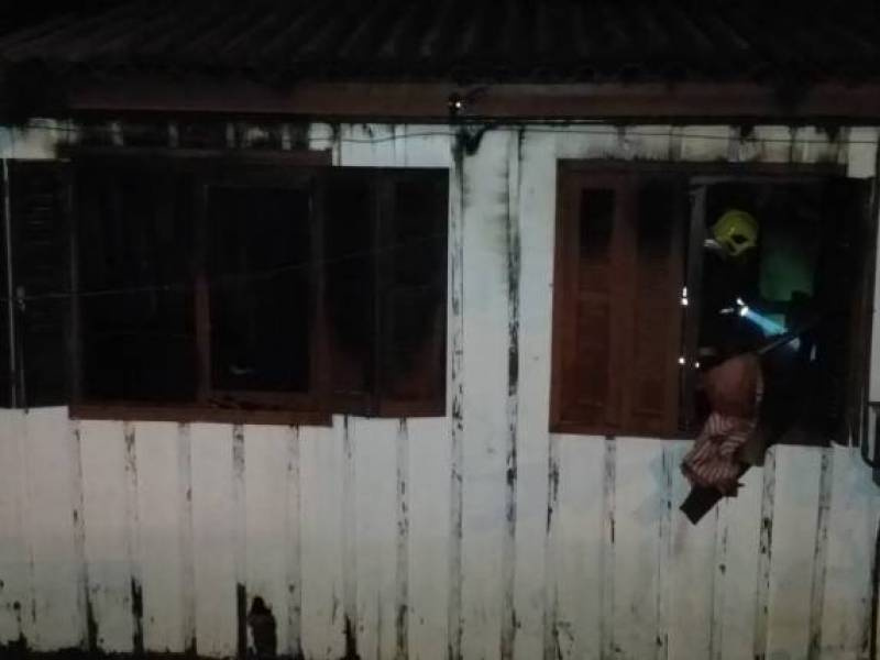 Bombeiros combatem incêndio no bairro Assis Brasil em Ijuí