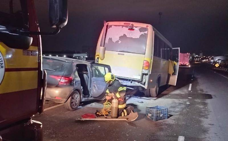 Motorista morre prensado entre carro e micro-ônibus em rodovia de SC